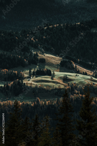 Alpenhütten auf grünen Wiesen in den Bergen bei Österreich im Herbst 