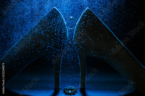 Fotografia Engagement ring on a black background with the effect of small splashes of water
