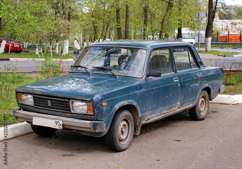 Старый автомобиль ВАЗ 2105 стоит на стоянкеDSC
