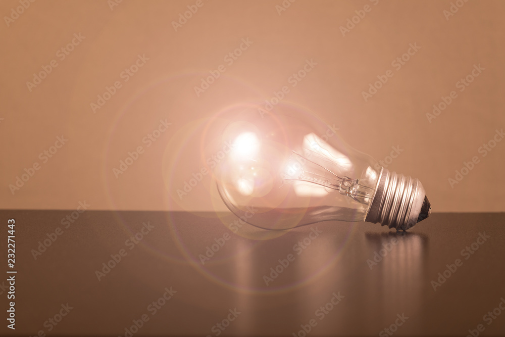 Warmes Licht von klassischer Glühbirne Warmes Licht von klassischer Glühbirne