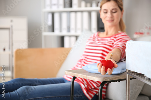 Fototapet Woman donating blood in hospital