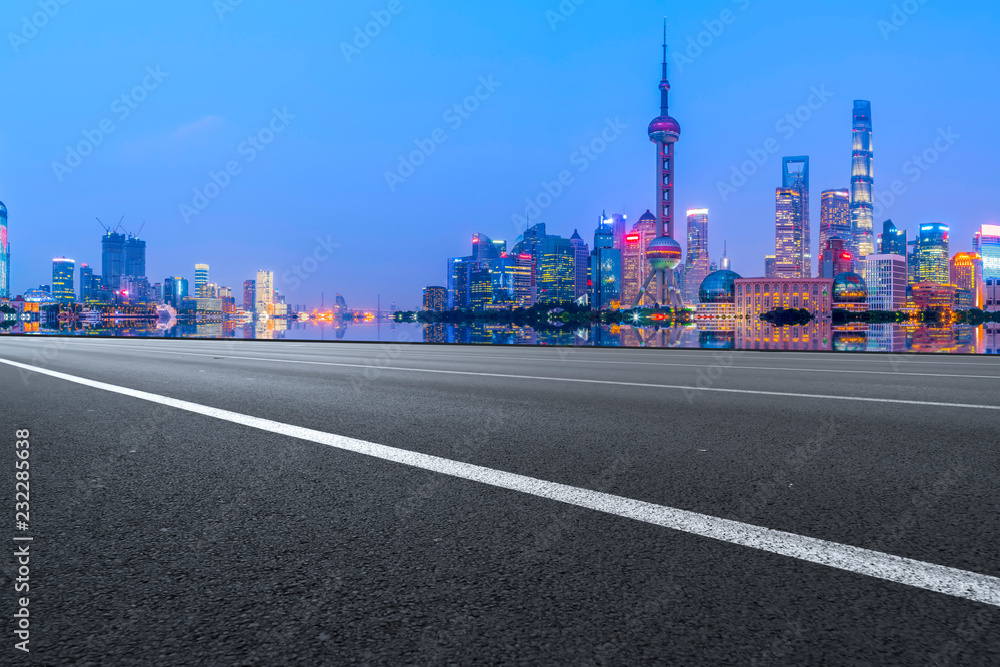 Naklejka premium Empty asphalt road along modern commercial buildings in China's cities