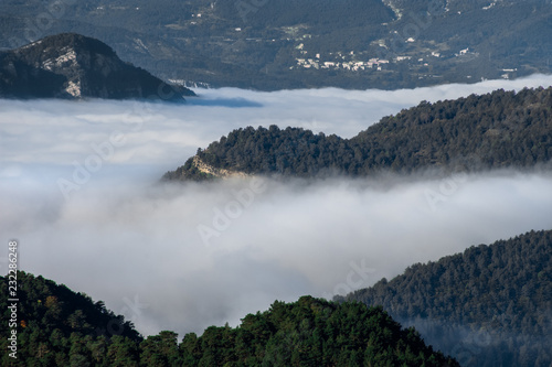 Montaña cubierta de nubes