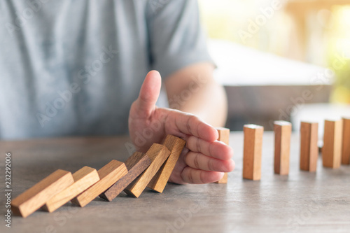 Εκτύπωση καμβά Businessmen use their hands to break the bar