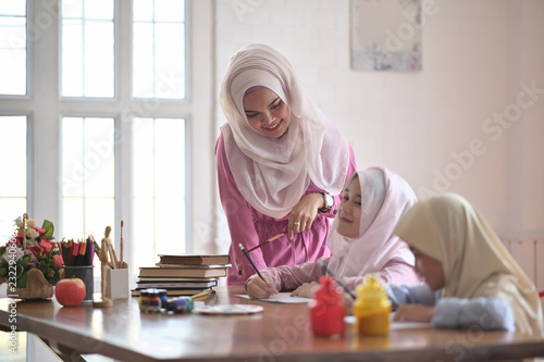 Canvas Print Asian muslim girls learning painting in class