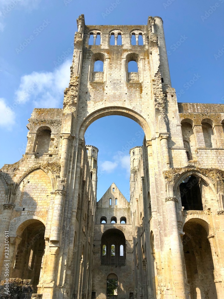 Navata scoperchiata della chiesa delle rovine  dell'abbazia di Jumièges, Normandia, Francia