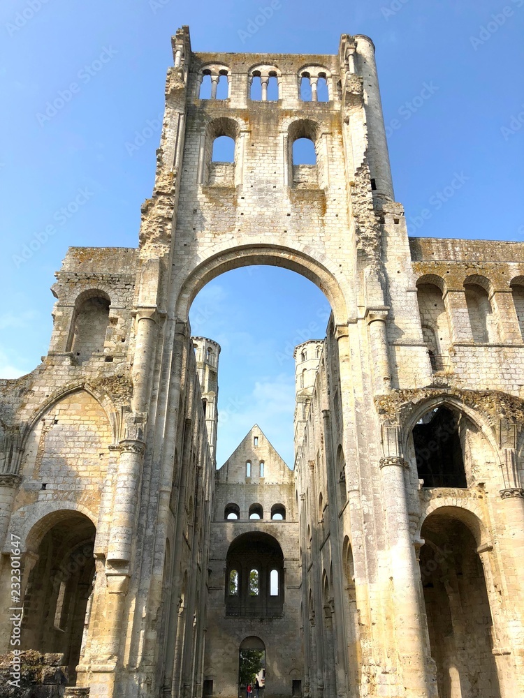 Chiesa gotica delle rovine dell'abbazia di Jumièges, Normandia, Francia