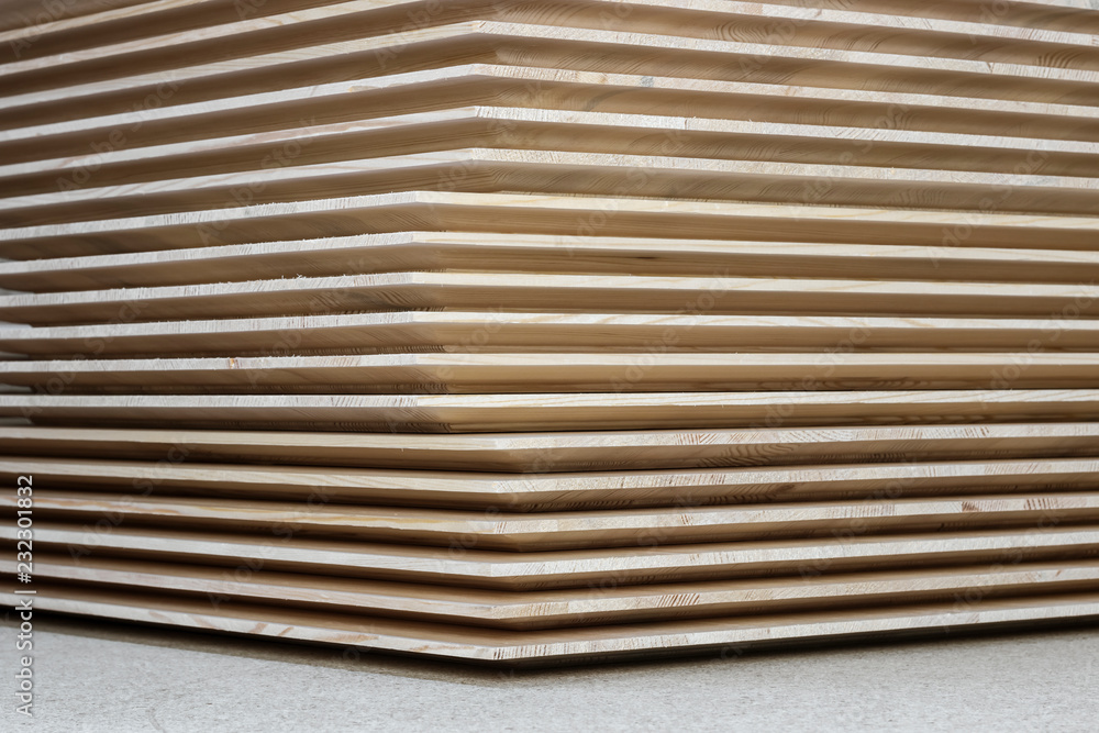 Obraz premium carpentry production. a pile of wooden shields made of pine for the manufacturecarpentry production. a pile of wooden shields made of pine for the manufacture of furniture and other products.