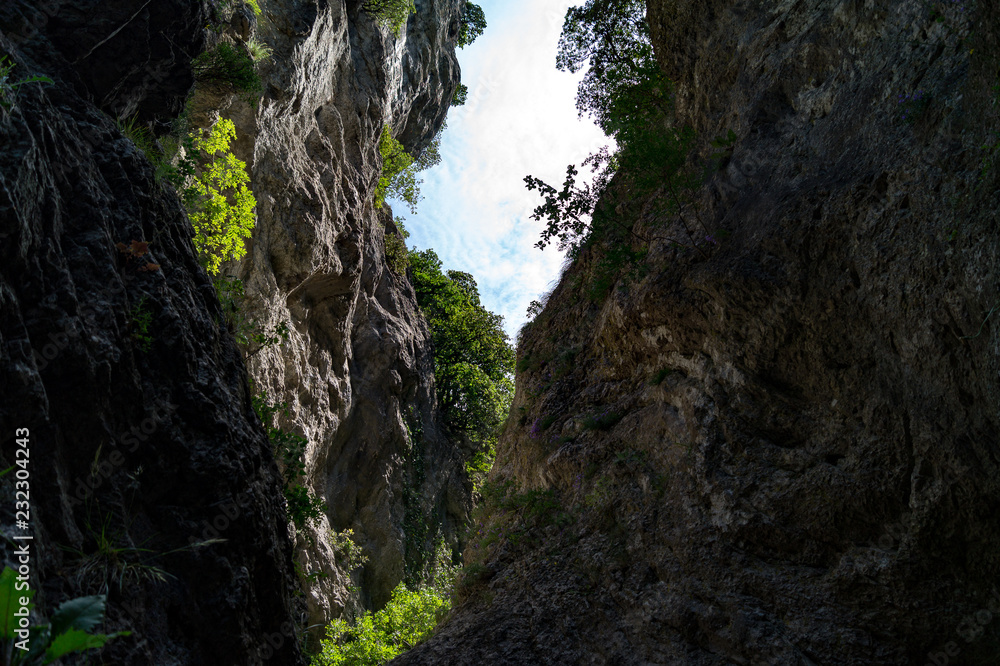 Piccolo canyon lungo il sentiero 38 nel parco del Monte Cucco