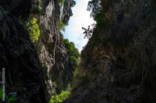 Piccolo canyon lungo il sentiero 38 nel parco del Monte Cucco