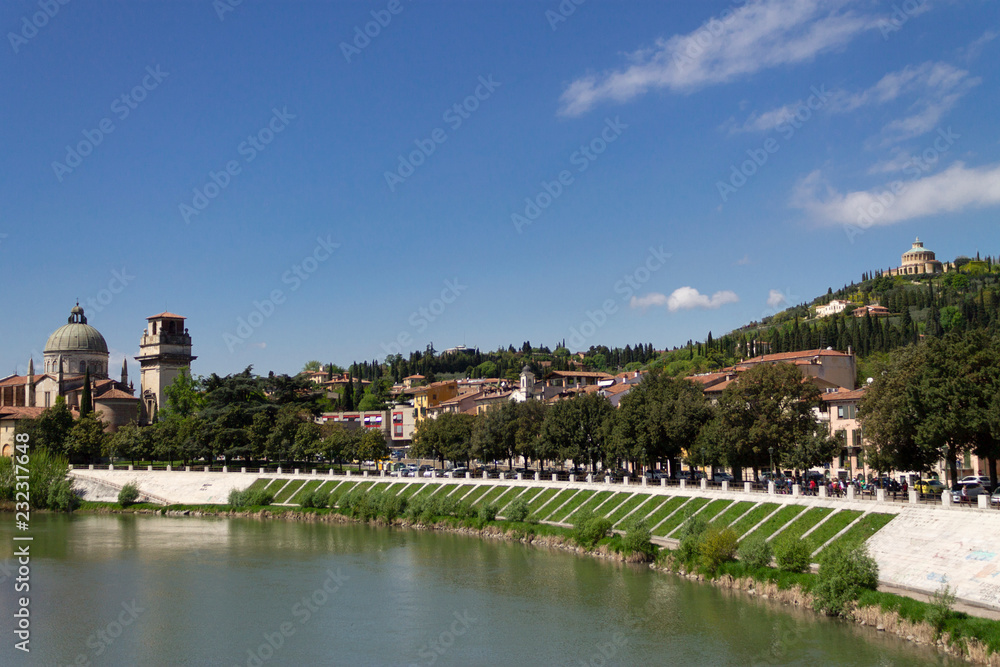 Fototapeta premium Vista de la ciudad de Verona desde el Puente de Castelvecchio