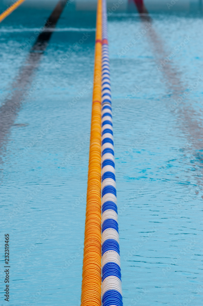 Lane divider in a swimming pool for training 