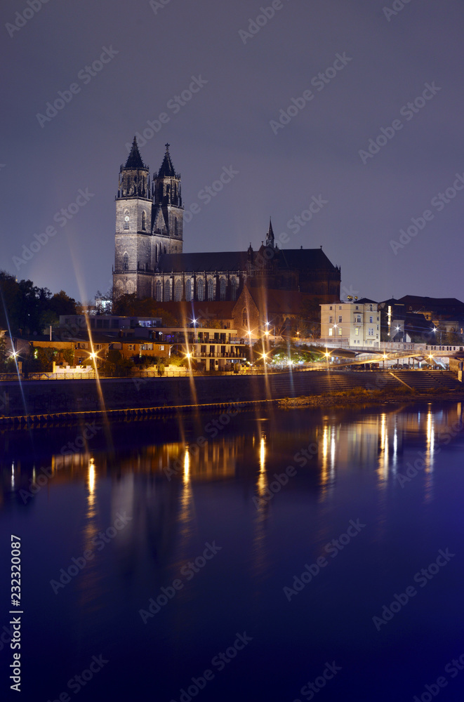 Dom Magdeburg in der Nacht mit der Elbe