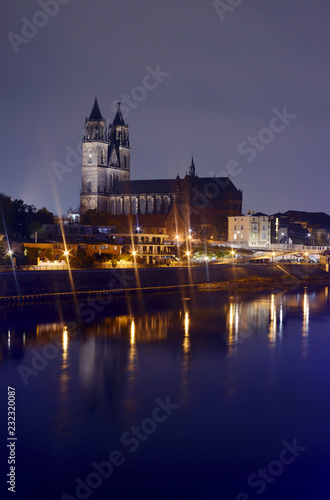 Dom Magdeburg in der Nacht mit der Elbe © Sinuswelle