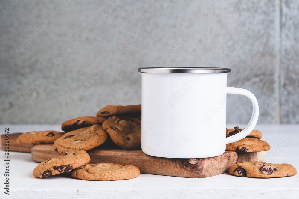 Φωτογραφία 10oz white metal camp mug mock up with milk and cookies