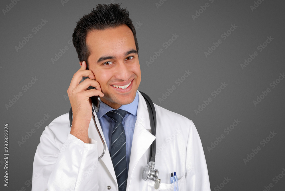 Junger Arzt telefoniert mit einem Smartphone Junger Arzt telefoniert mit einem Smartphone