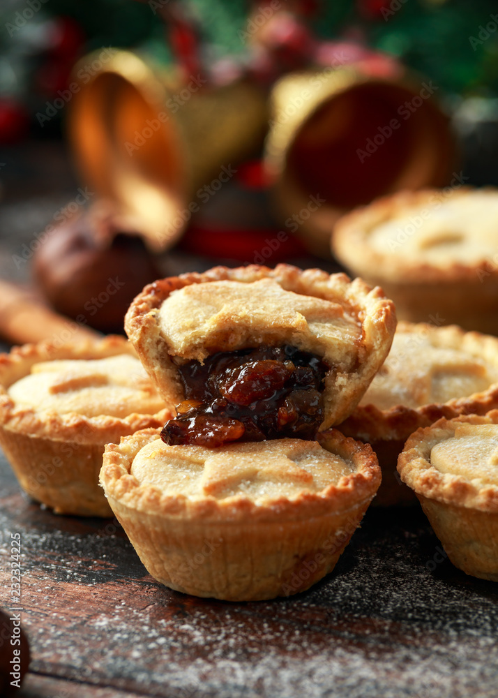 Φωτογραφία British Christmas mince pies with decoration, gifts, green tree branch on wooden