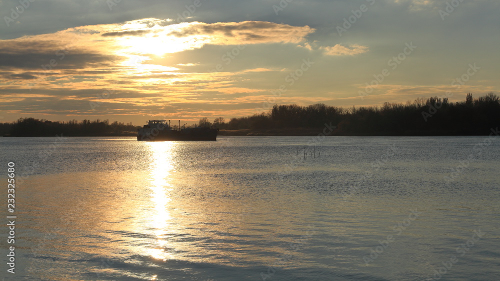 Obraz premium sunset over lake