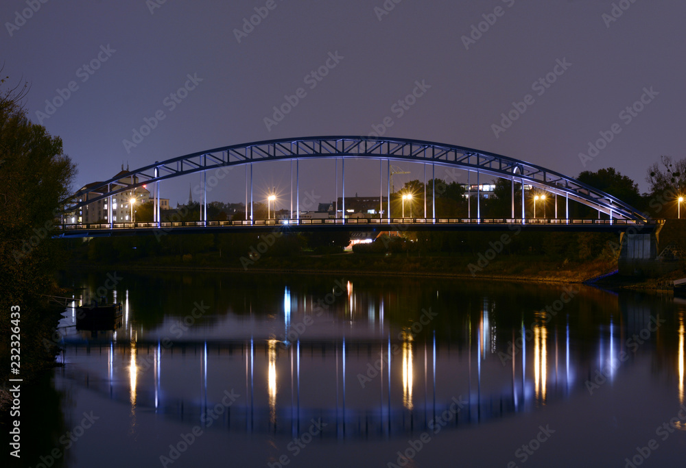 Sternbrücke in Magdeburg über die Elbe Nachtaufnahme