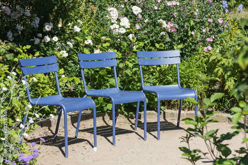 Gartenoase mit blauen Stühlen