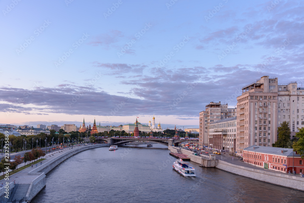 Obraz premium Evening view of the Moscow River, Russia