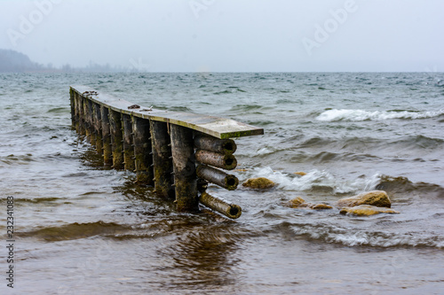 Holzsteg im See im Winter