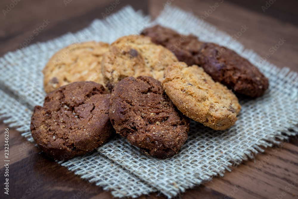 Several tasty cookies, whole or with drops of chocolate, in high resolution photography with quality. Photos of homemade cookies for dissemination