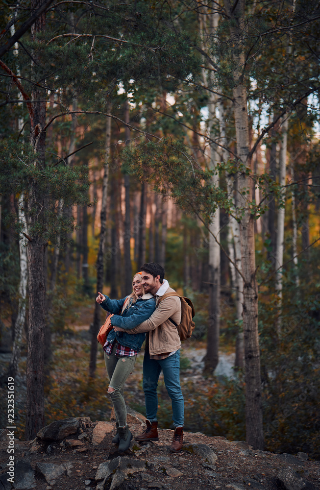 Obraz premium Couple of tourists on nature