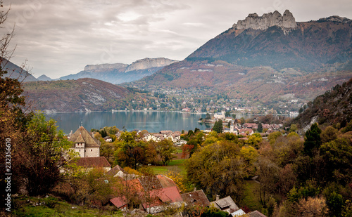 Rive Est du lac d'Annecy et Duingt en automne photo