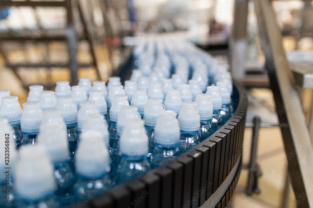 Obraz premium Bottling plant - Water bottling line for processing and bottling pure mineral carbonated water into bottles.