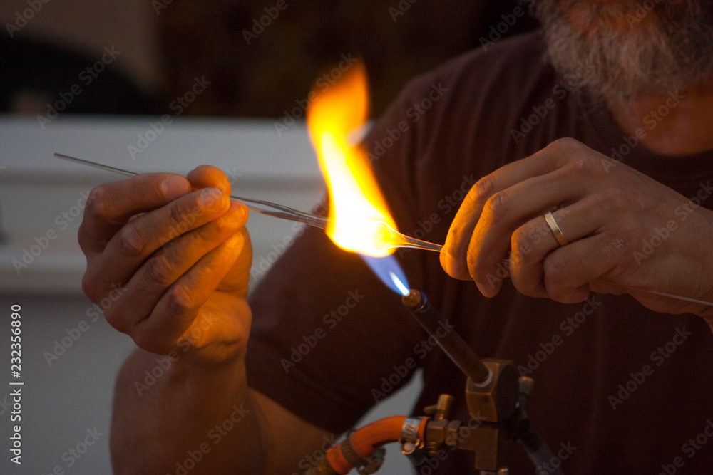 Artesano trabajando cristal Cristalero Artesano trabajando cristal Cristalero