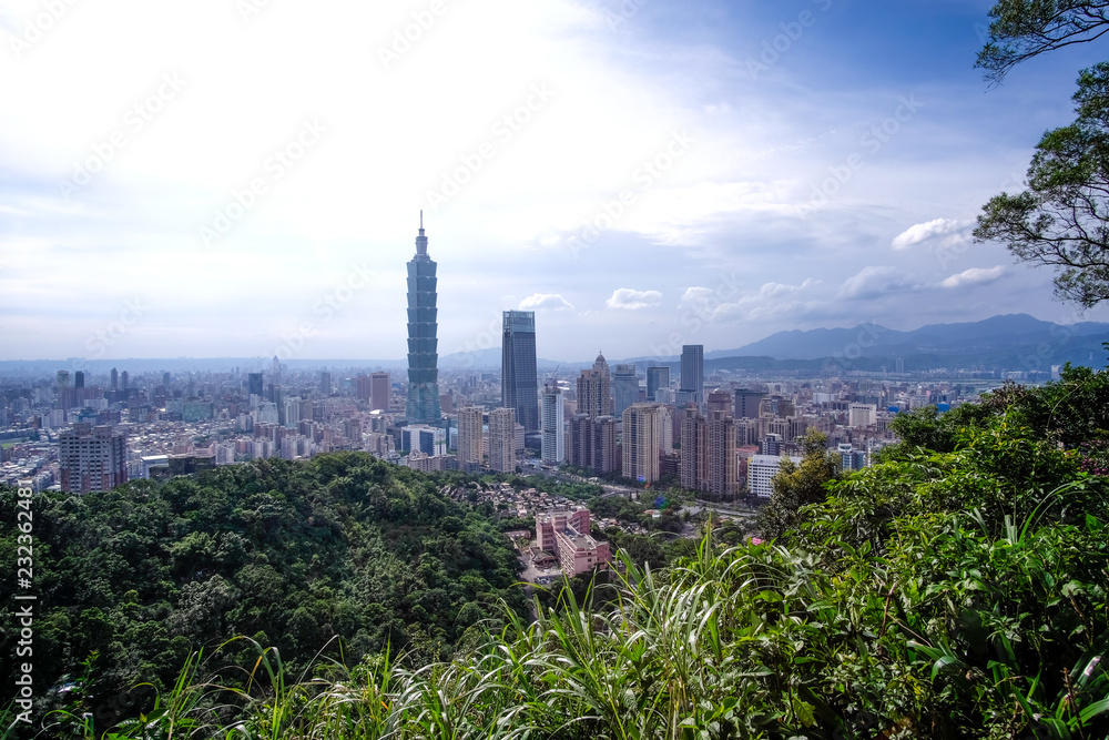 Fototapeta premium View of Taipei 101 in Taipei from Elephant Mountain