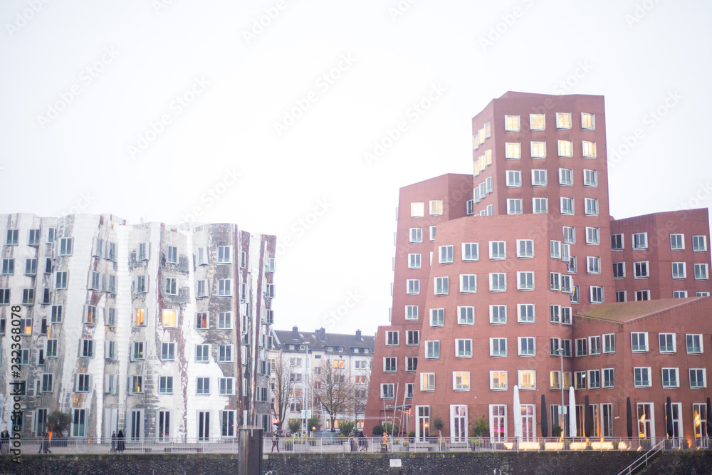 Obraz premium Niemcy, Dusseldorf, grudzień 2017: Nowoczesna architektura w Dusseldorfie, Nadrenia Północna-Westfalia.