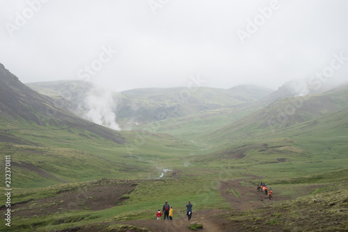 Bild auf Leinwand Landschaft mit heißen Quellen und Wasserfällen im Hengill Geothermalgebiet / Süd