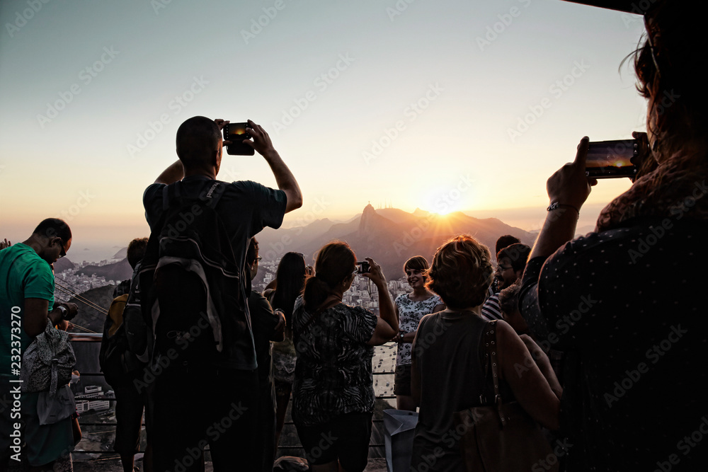 Φωτογραφία People take photos from Morro da Urca on the Sugarloaf cable car line