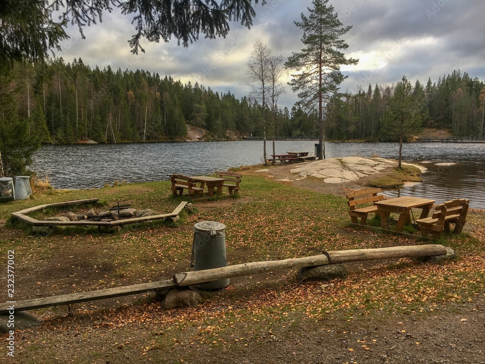 Obraz premium Norwegian resting area by a lake