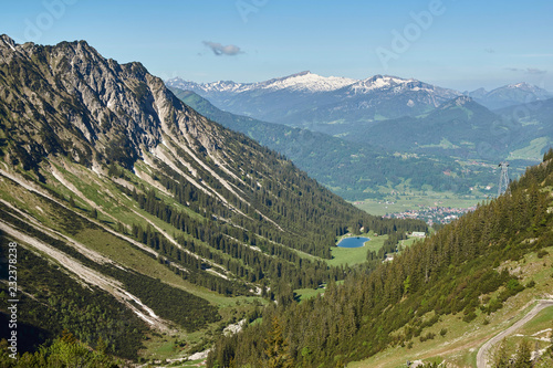 Blick vom Aufstieg zum Nebelhorn westwärts mit der Seealpe und Oberstdorf im Tal