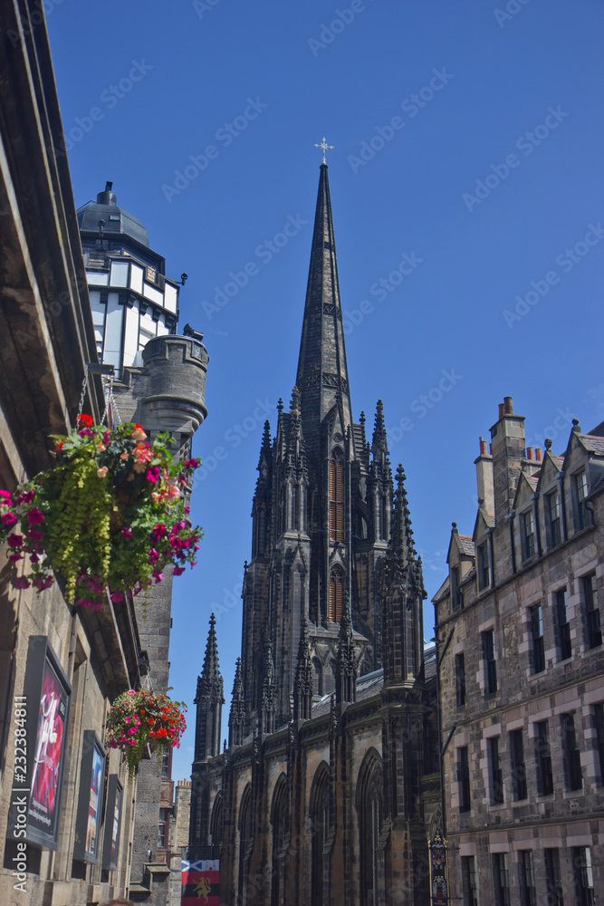 Fototapeta premium The Hub z Royal Mile Street w Edynburgu w Wielkiej Brytanii