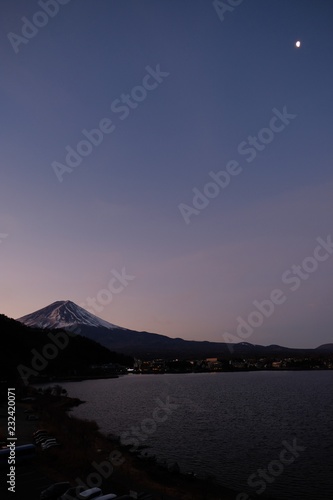 富士山と河口湖（夜明け前、広角、縦）