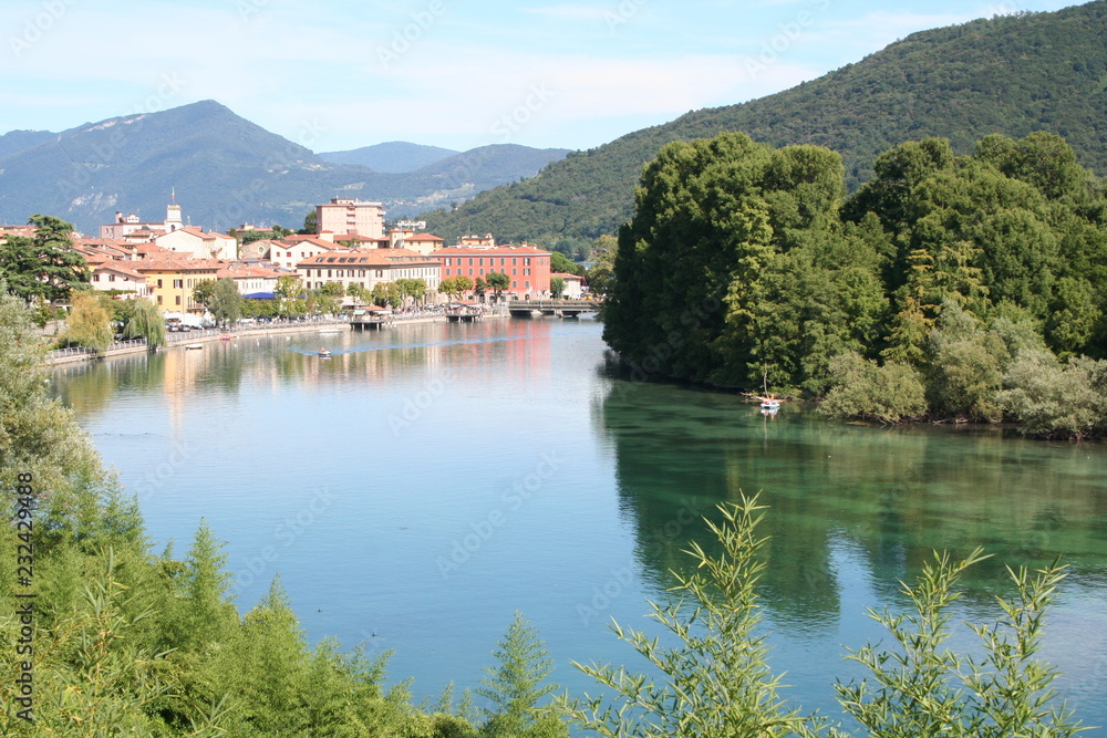 Fototapeta premium Zakręt rzeki i wsi