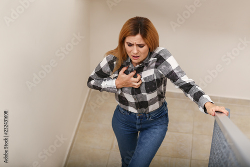 Woman having panic attack w...