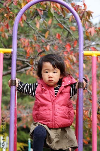 秋の公園で遊ぶ女の子