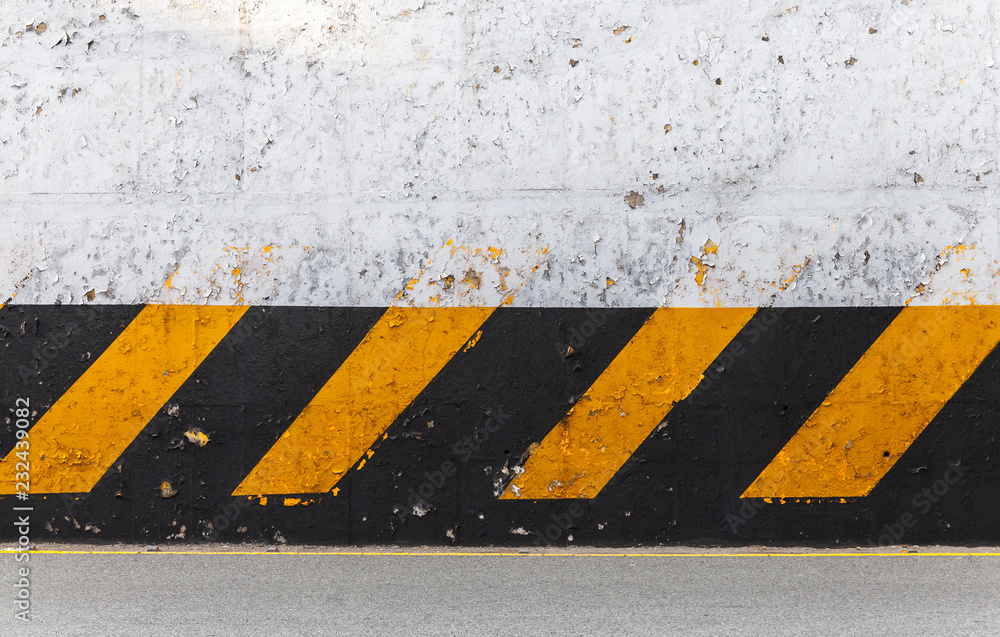 Obraz premium Concrete wall with striped caution pattern