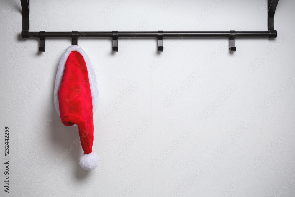Weihnachtsmütze hängt an einer Garderobe Weihnachtsmütze hängt an einer Garderobe