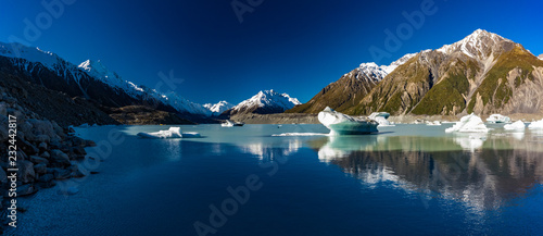 Tableau sur toile Tasman Glacier Lake with icebergs and mountains, Aoraki Mount Cook National Park