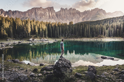 uomo sul lago di carezza