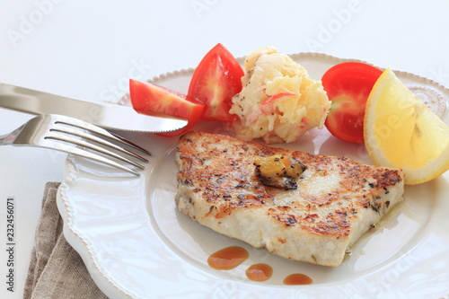 Foto Homemade sword fish fillet sauteed with mango sauce