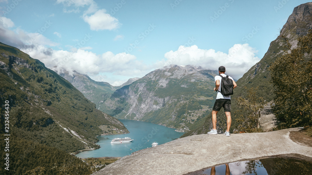 Junger Mann schaut auf Fjord