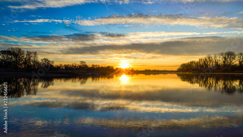 Herbstlandschaft am Wasser