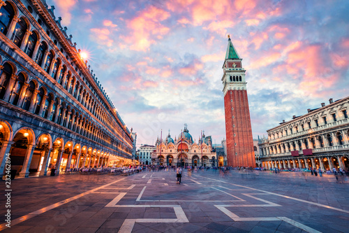 Obraz na plátně Fantastic sanset on San Marco square with Campanile and Saint Mark's Basilica
